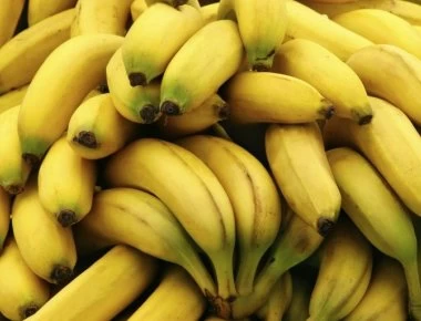 Και όμως υπάρχει μπανάνα που τρώγεται με τη φλούδα της